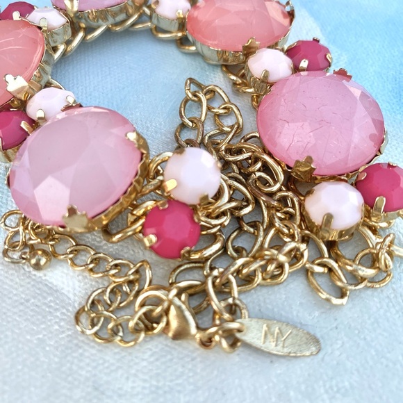 Vintage NY Pink and White Faceted Acrylic & Lucite Gold Tone Statement Necklace - Picture 5 of 6